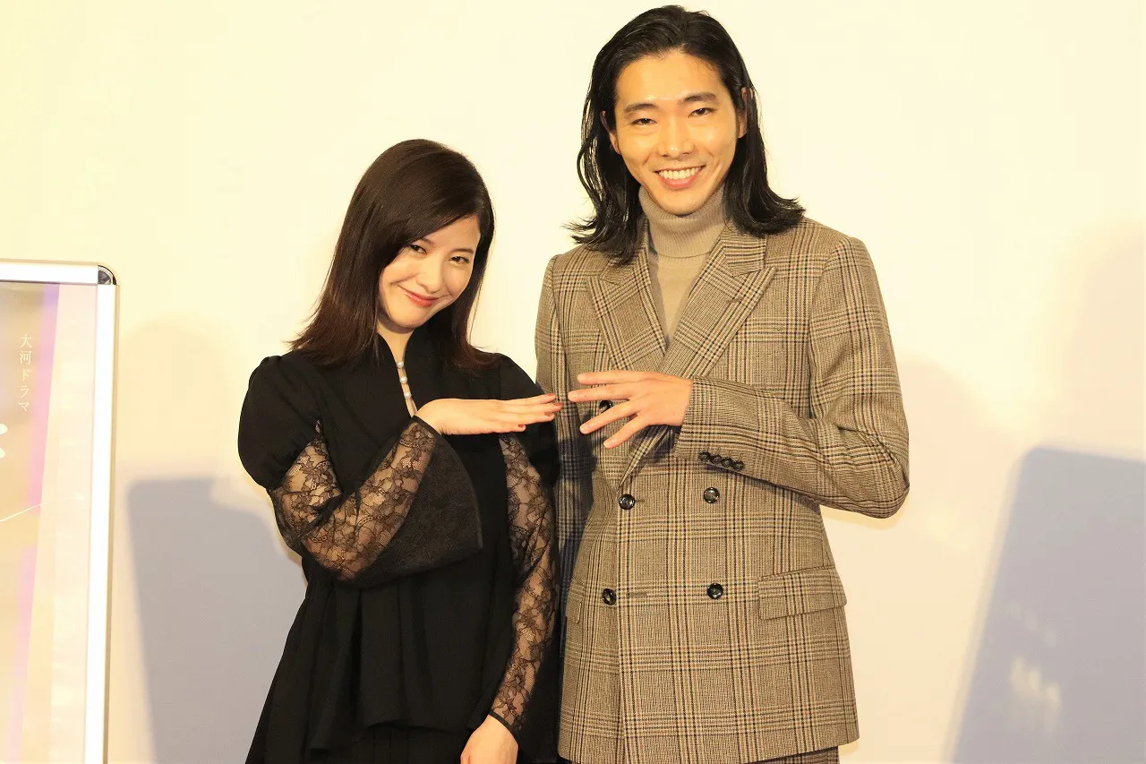 【写真】笑顔でタイトルバックを再現する吉高由里子＆柄本佑