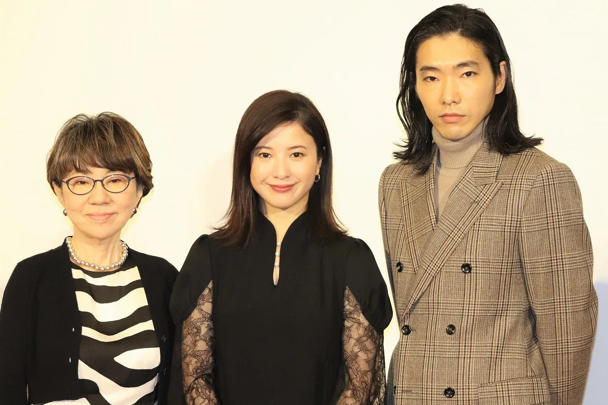大河ドラマ「光る君へ」の記者会見に出席した(左から)大石静、吉高由里子、柄本佑