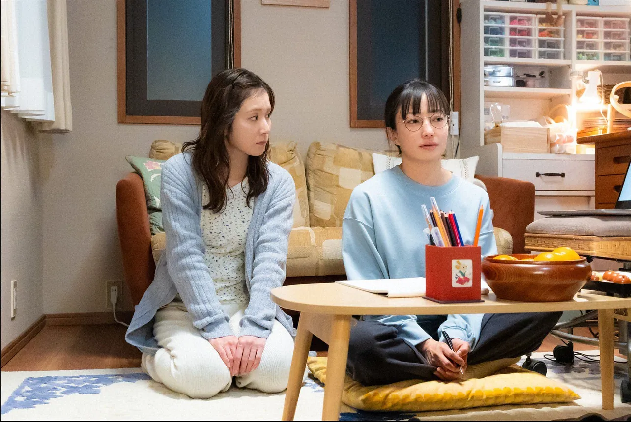 【写真】二人で話す松岡茉優“みちる”と菅野美穂“ゆりあ”のかわいいショット