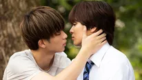  【写真】金子隼也“浩国”の頬に手を添えキスをしようとする野村康太“甲斐”