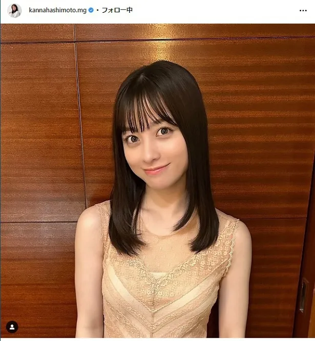 橋本環奈、 白い花柄のワンピース姿で満面の笑み