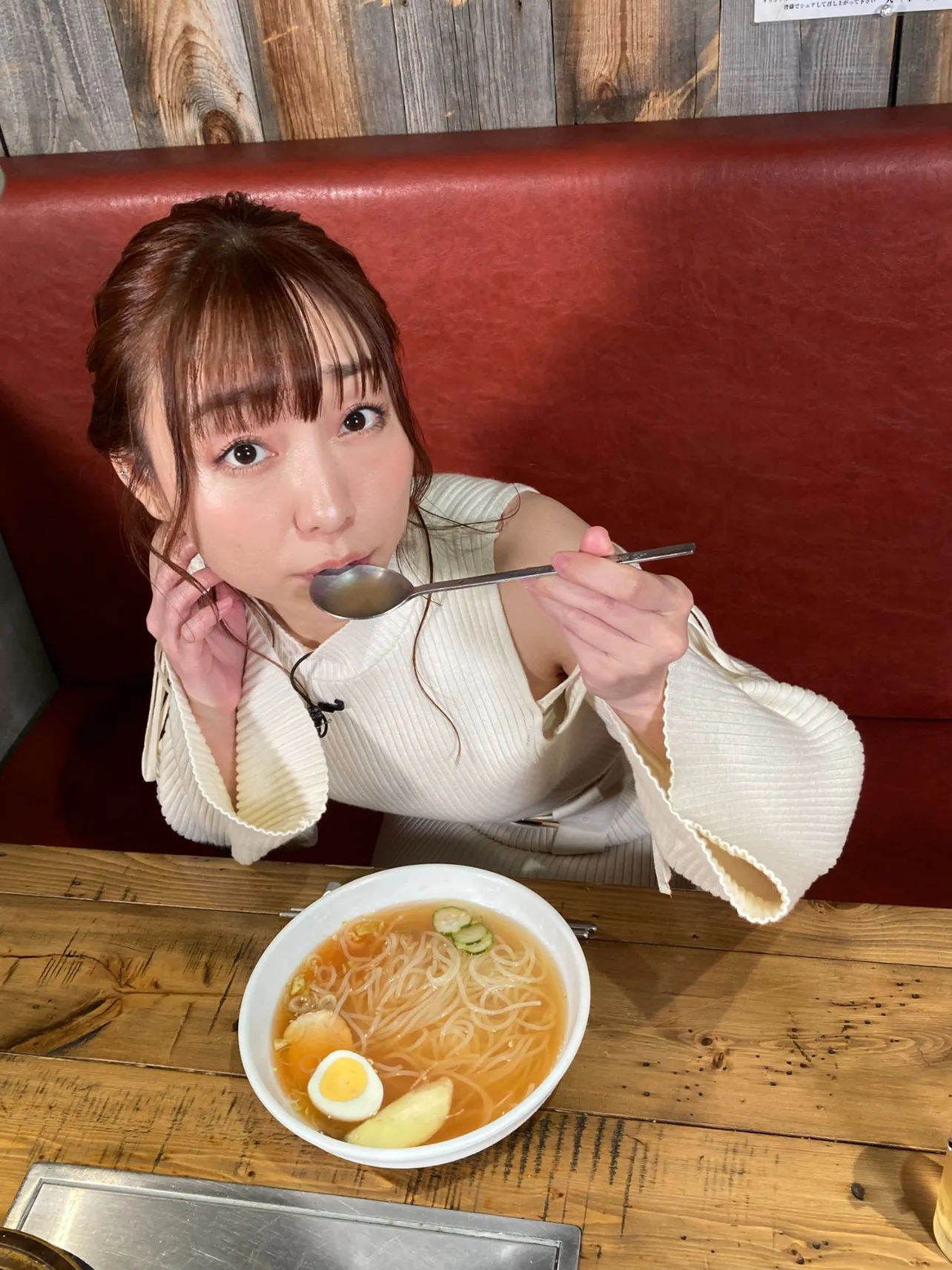 【写真】色気のある表情でお酢を使った料理を堪能する須田亜香里