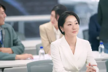 イ・ジェヨン“スビン”への疑惑が深まる中、ウ・ジョンウォン“ジエ”の怪しい行動が次々と発覚する<ハピネスバトル>