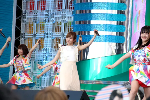 MC・指原莉乃はHKT48の衣装に着替えずパフォーマンスに加わった