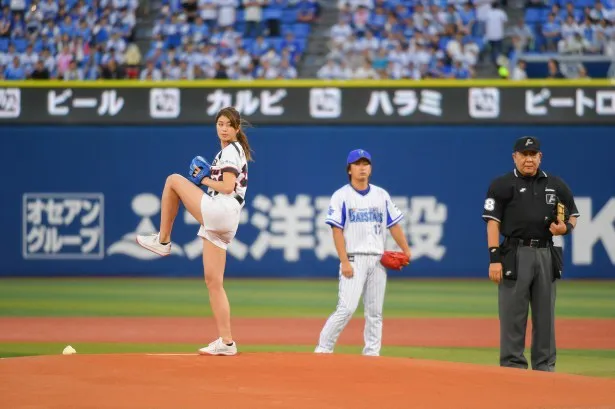 9月18日に神奈川・横浜スタジアムで開催されたプロ野球「横浜DeNA×広島カープ」の試合で稲村亜美が始球式に登場。球速102km/hの“神ピッチング”を披露
