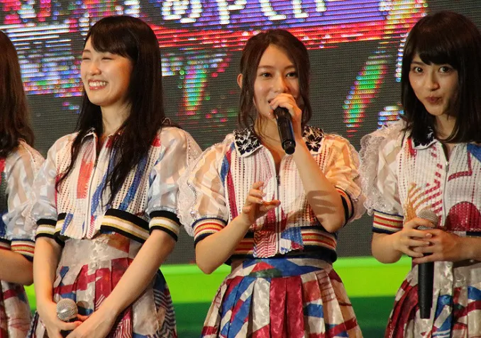 乃木坂46キャプテン・桜井玲香(右から2番目)がグループを代表してあいさつ
