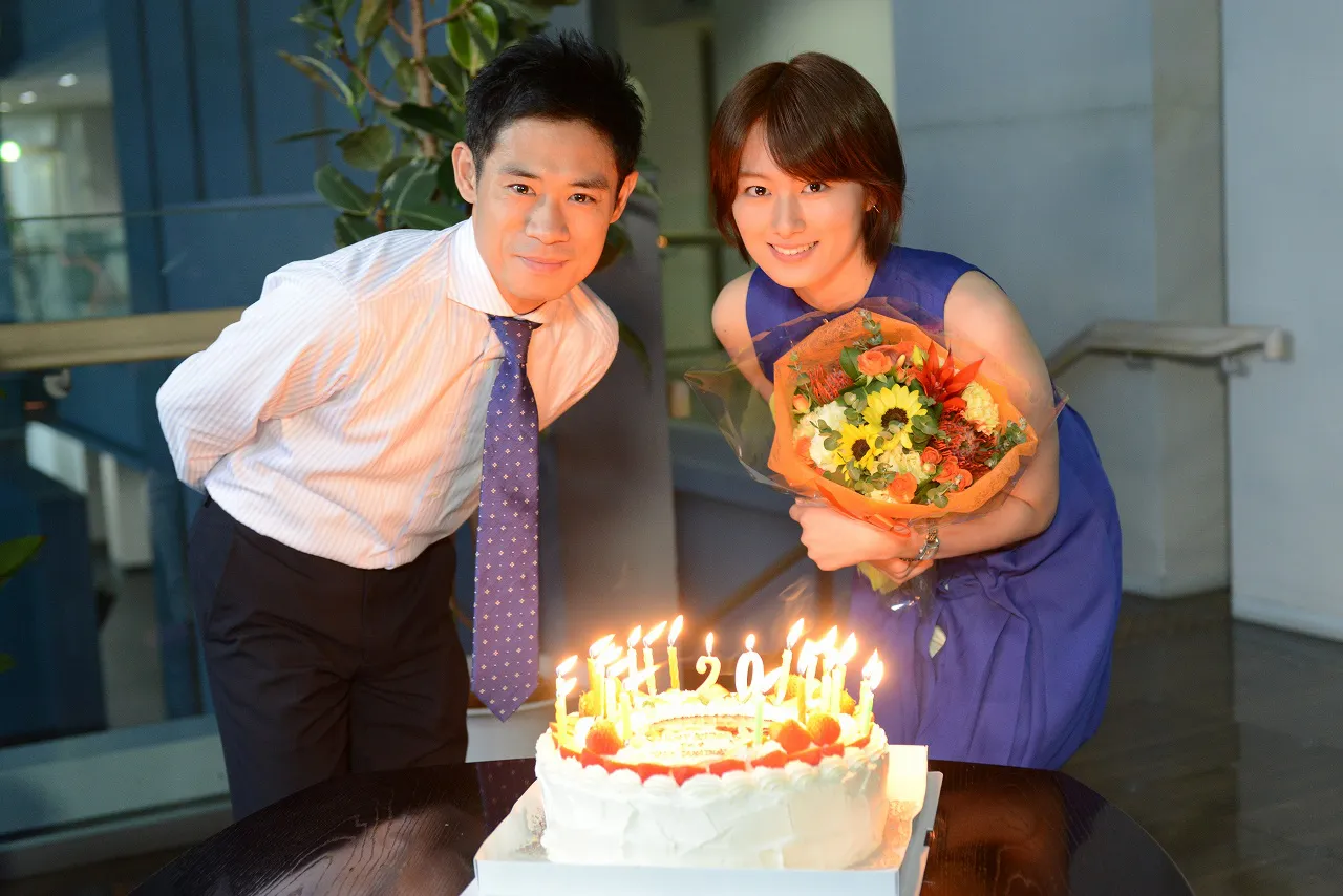 【写真を見る】主演の伊藤淳史からサプライズで誕生日を祝われ「まさか祝っていただけるとは…」とビックリの高月