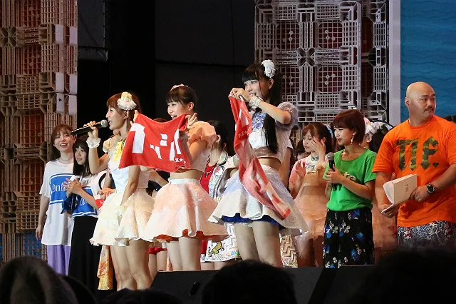 FES☆TIVE・れいあん(汐咲玲亜)、ひなりん(青葉ひなり)、こっとん(鈴木ことね、左から)が、「TOKYO IDOL FESTIVAL 2017」のラストを飾る「グランドフィナーレ」に登場した