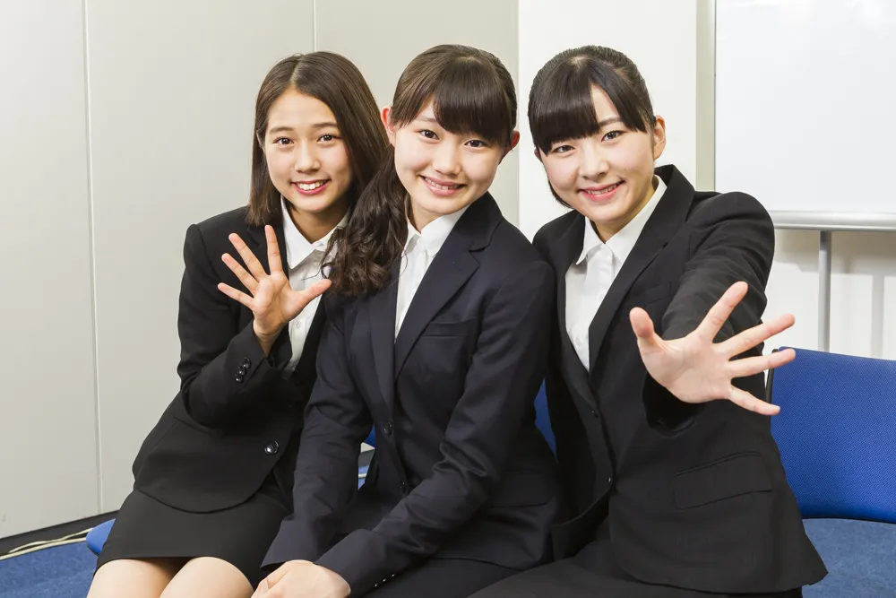 最新シングル「就活センセーション/笑って/ハナモヨウ」を発売した、ハロー！プロジェクトに所属するつばきファクトリーの（左から）谷本安美、小野田紗栞、小片リサ