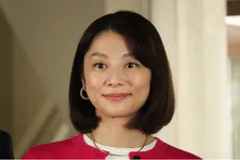 小池栄子“万里江”とサンタ姿の猫“チョーさん”、癒しの自撮りショットに「美人さんが2人」の声＜コタツがない家＞