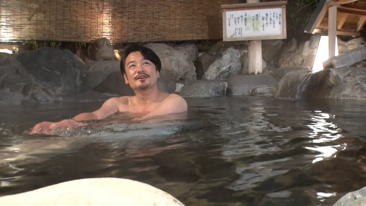 【写真】小田井涼平、旅の疲れを解きほぐす温泉にうっとり
