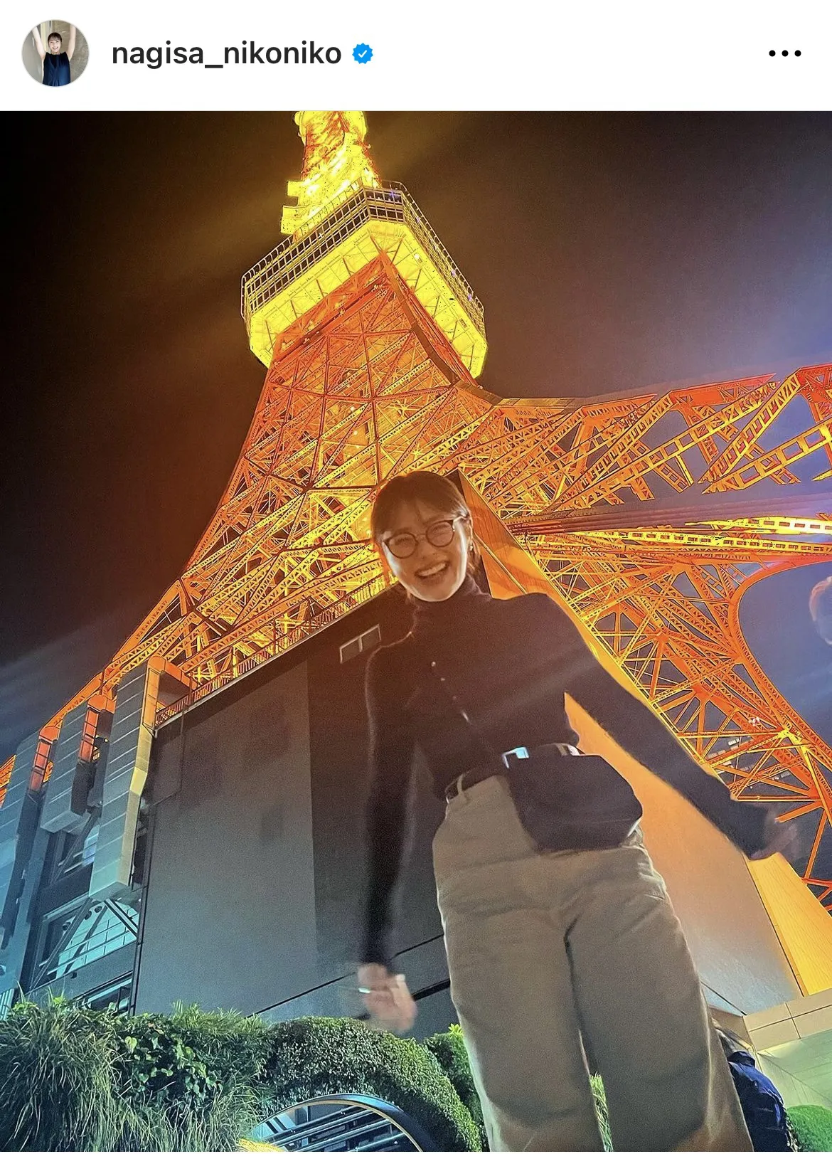 東京タワーと共に下アングルで笑顔を見せる渋谷