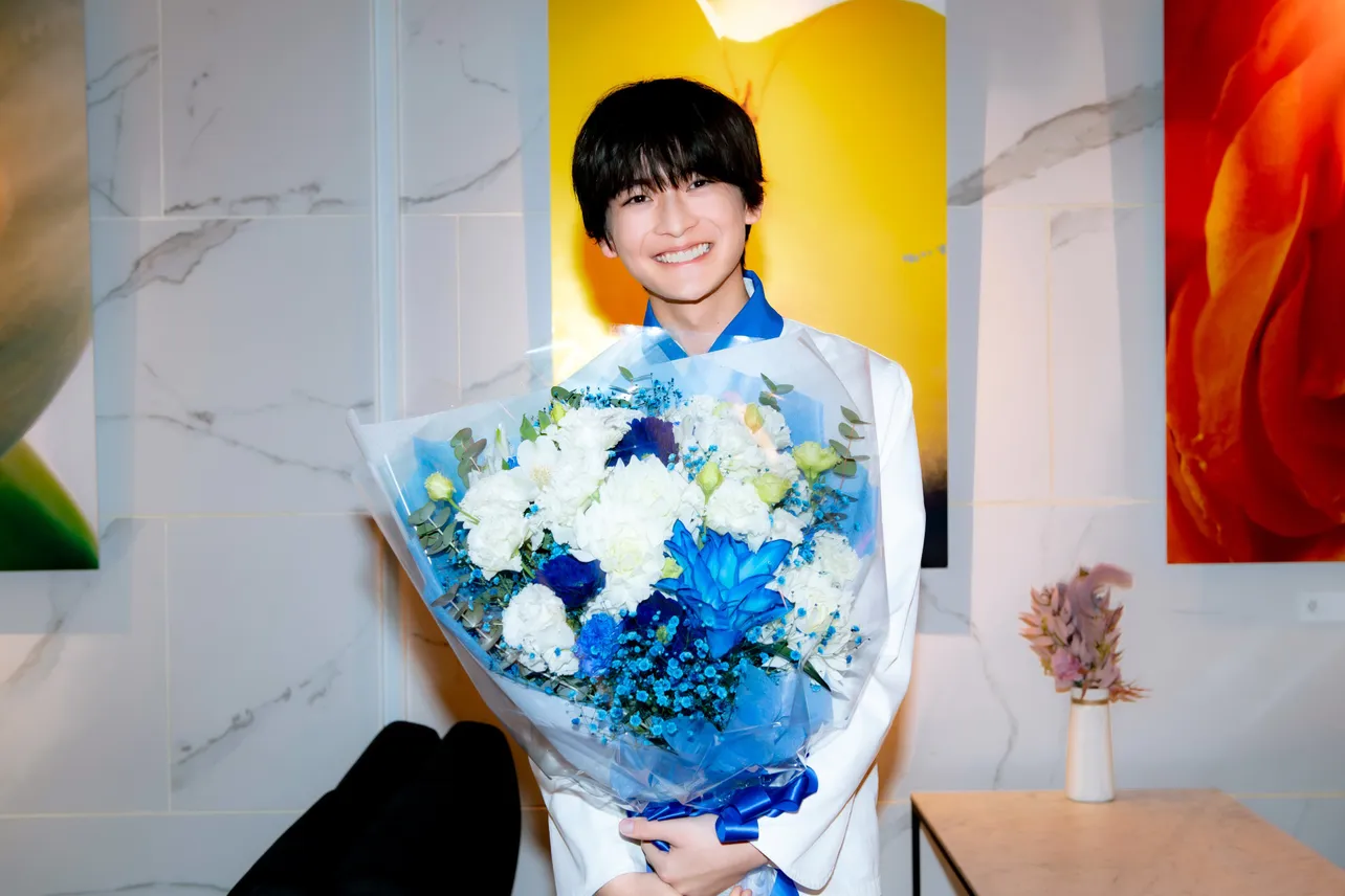 【写真】ブルーの花束を抱え、満面の笑みでクランクアップを迎えた高橋文哉