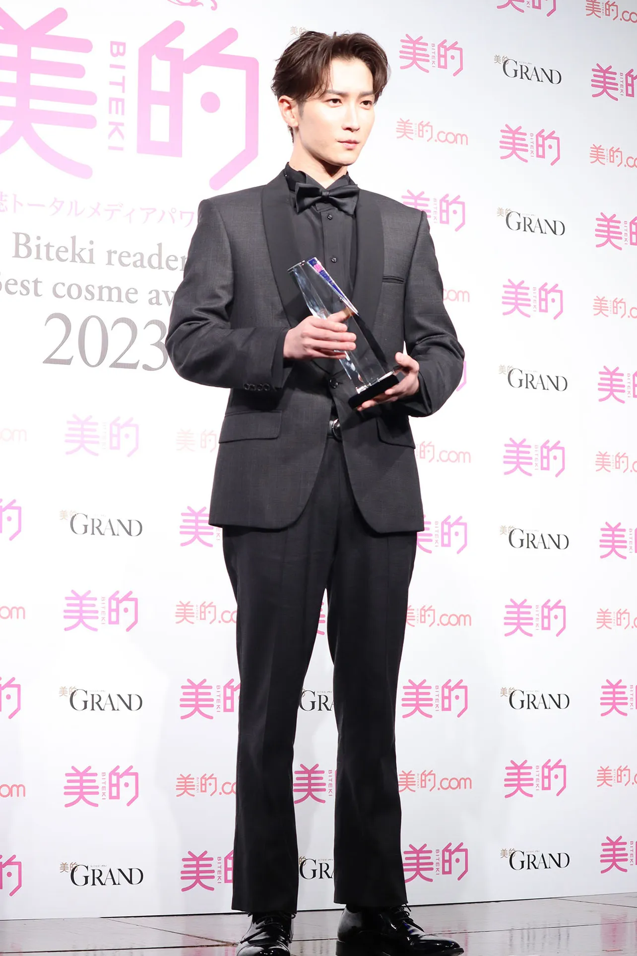 【写真】渡辺翔太、ブラックのシックなスーツ姿が凛々しい全身ショット