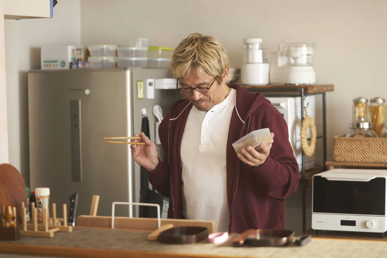 【写真】笑顔でお弁当を作る内野聖陽“ケンジ”