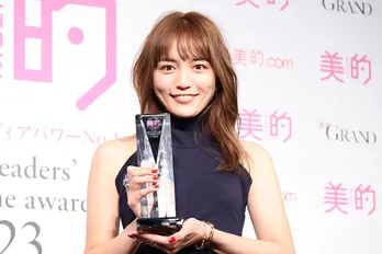 川口春奈、美しさの秘訣は「無理せず自然体で過ごすこと」　美ライン際立つタイトドレスで登壇＜美的ベストコスメ大賞＞