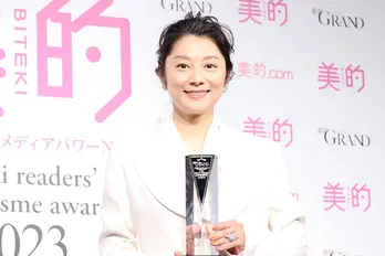 小池栄子、「GRANDベストビューティウーマン」初受賞が自信に『内面の充実さが表情に表れる』＜美的ベストコスメ大賞＞