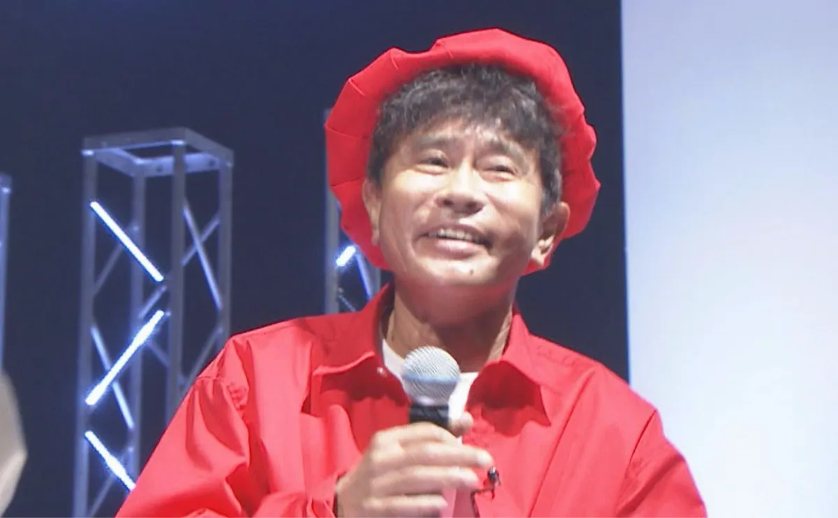 【写真】真っ赤な衣装で笑顔を浮かべる浜田雅功