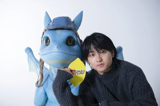 【写真】相棒のドラゴン“ガフィン”と仲良くポーズを決める奥平大兼、キュートな撮り下ろしショット