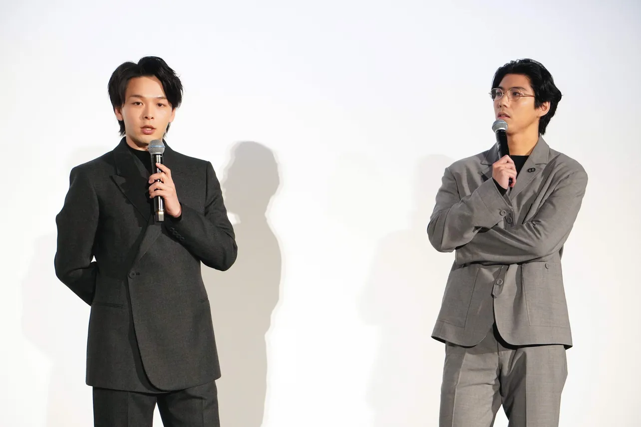 舞台あいさつに登壇した中村倫也と賀来賢人(写真左から)