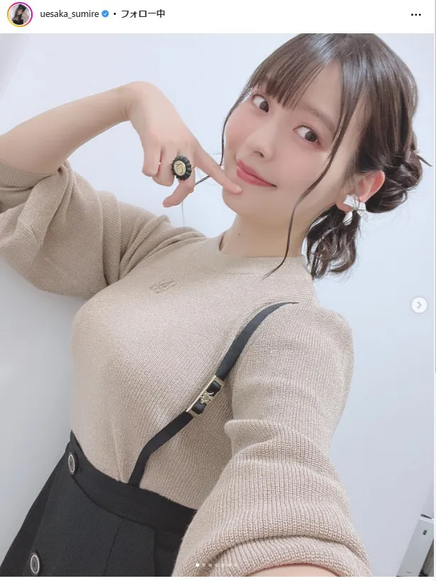 上坂すみれ、リブニットを押し上げる起伏に富んだボディライン