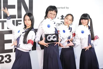 新しい学校のリーダーズ、“首振りダンス”で話題の「オトナブルー」で紅白トップバッター