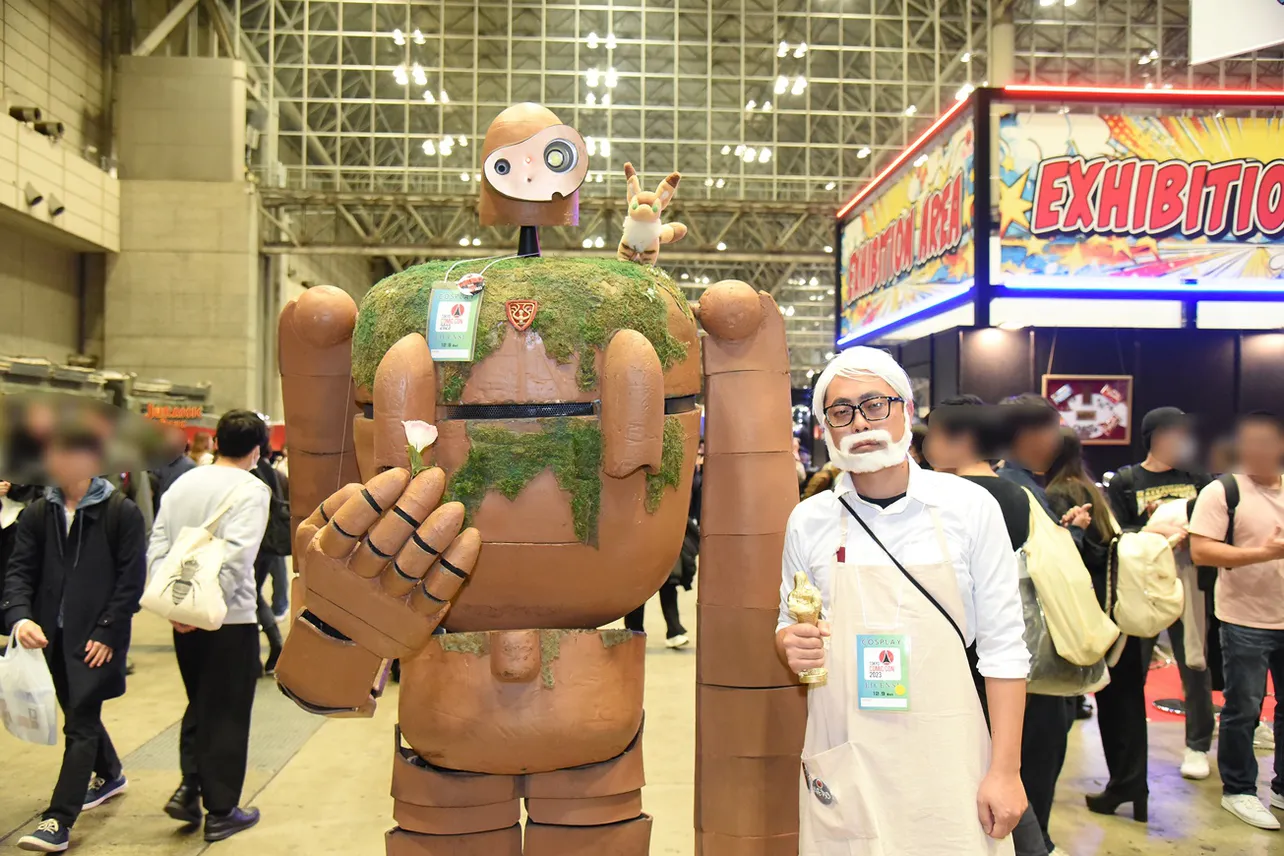 「天空の城ラピュタ」ロボット兵と宮崎駿監督に扮するコスプレイヤー