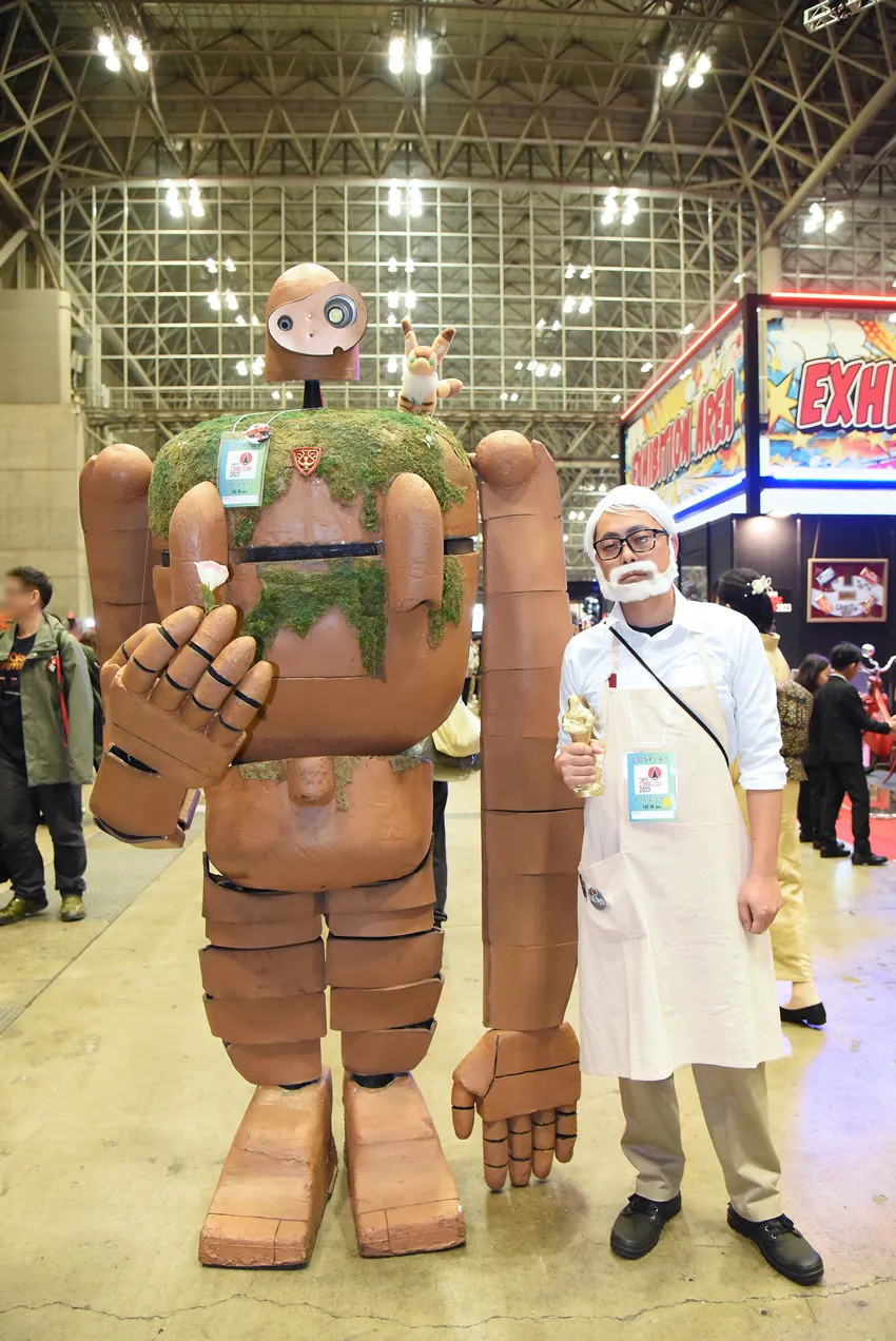 「天空の城ラピュタ」ロボット兵と宮崎駿監督に扮するコスプレイヤー