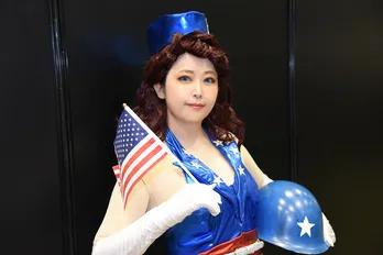 「キャプテン・アメリカ」ショーガールに扮するレイヤー「1940年代当時のメークや髪形も再現」＜東京コミコン2023＞
