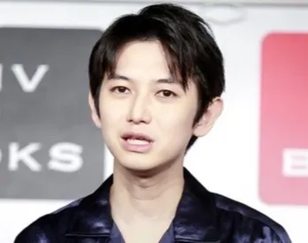 本郷奏多、ツリーの被り物＆ぎこちない表情のツンデレショットに「やらされてる感かわいい」「にやけ止まらん」＜ゼイチョー＞