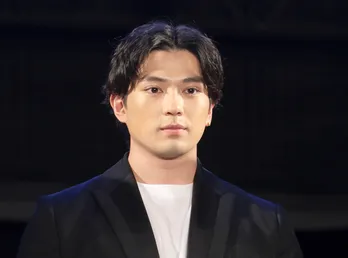 新田真剣佑、驚異の身体能力・ルックス・語学力…世界で脚光を浴びる日本人俳優へ ディズニー作品でも激烈アクション披露