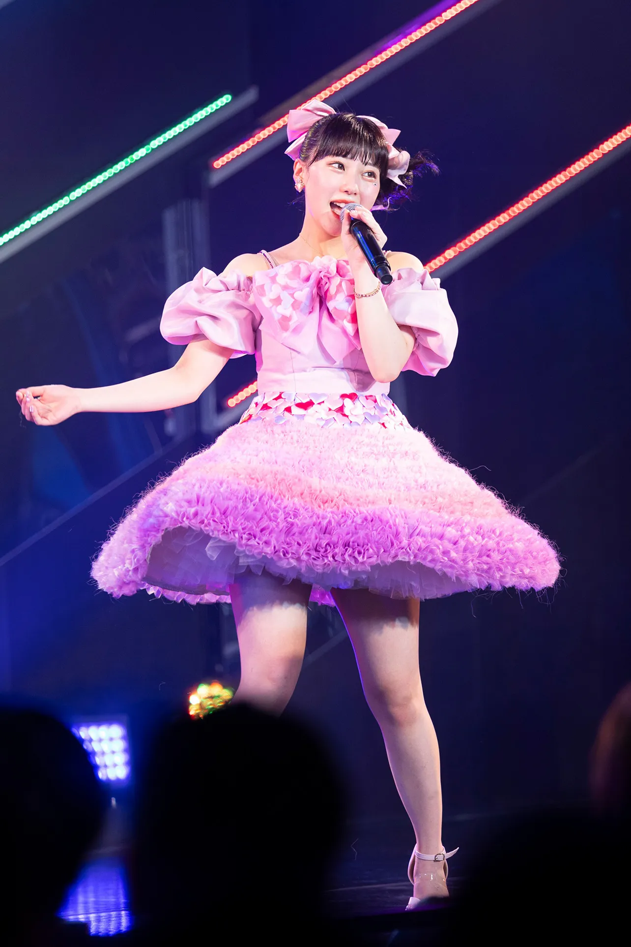 田中美久がピンクのミニドレス姿で「私だってアイドル」を歌う