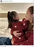 板野友美、母娘リンクコーデでキュートなツーショット「こんなかわいい親子見たことないレベル」と反響集まる
