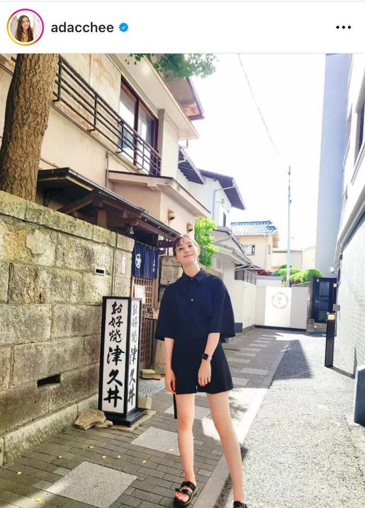 “足長っ！”…足立梨花、鎌倉旅行でスレンダーな素足とサンダル姿