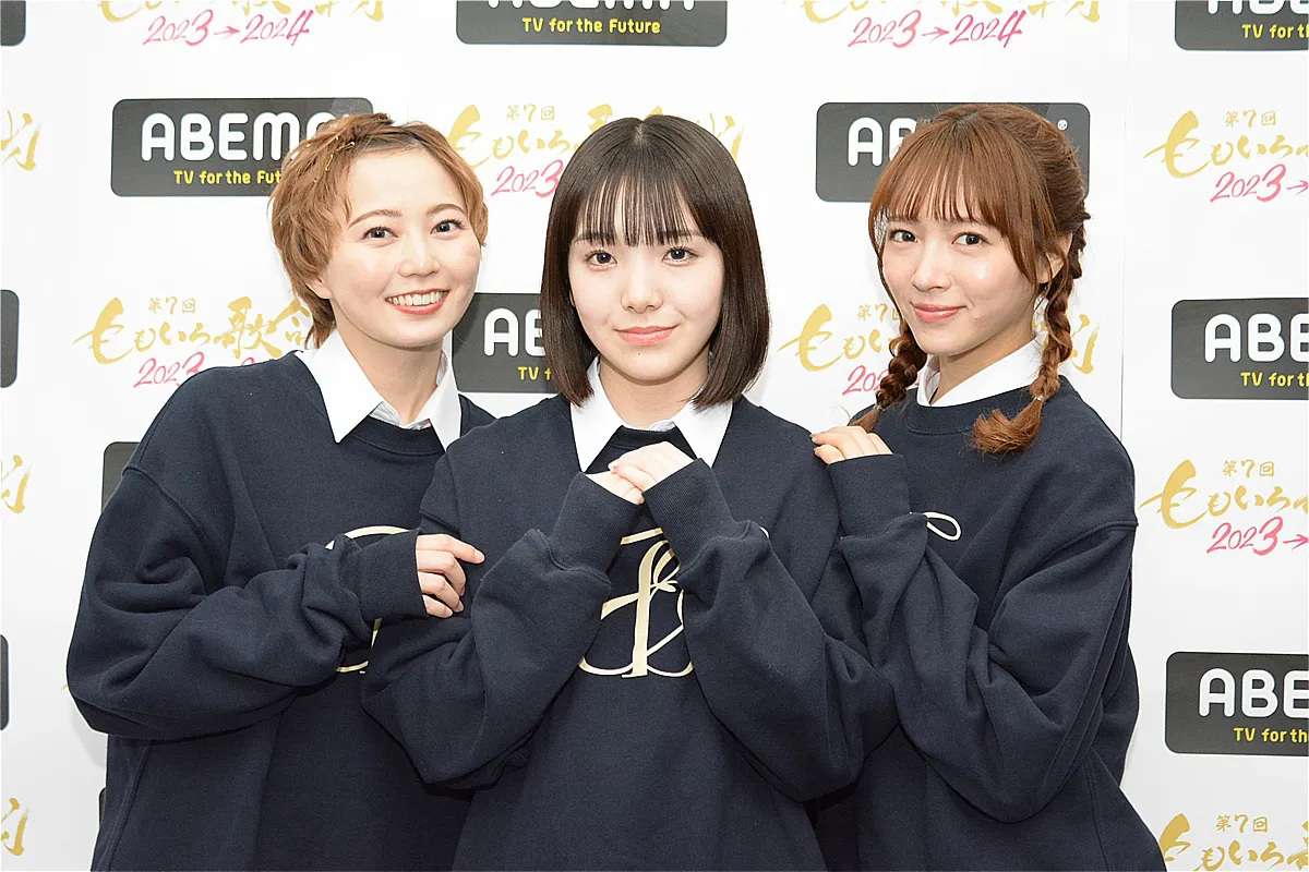 写真左から、私立恵比寿中学・安本彩花、桜井えま、中山莉子