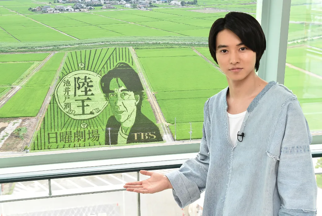 ドラマ「陸王」(TBS系)に出演する山崎賢人。バックにはドラマの田んぼアートが！