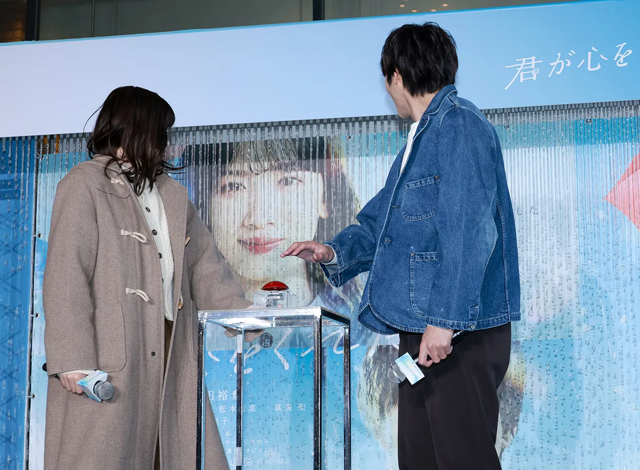 【写真】思った以上の“雨量”にビックリする永野芽郁＆山田裕貴