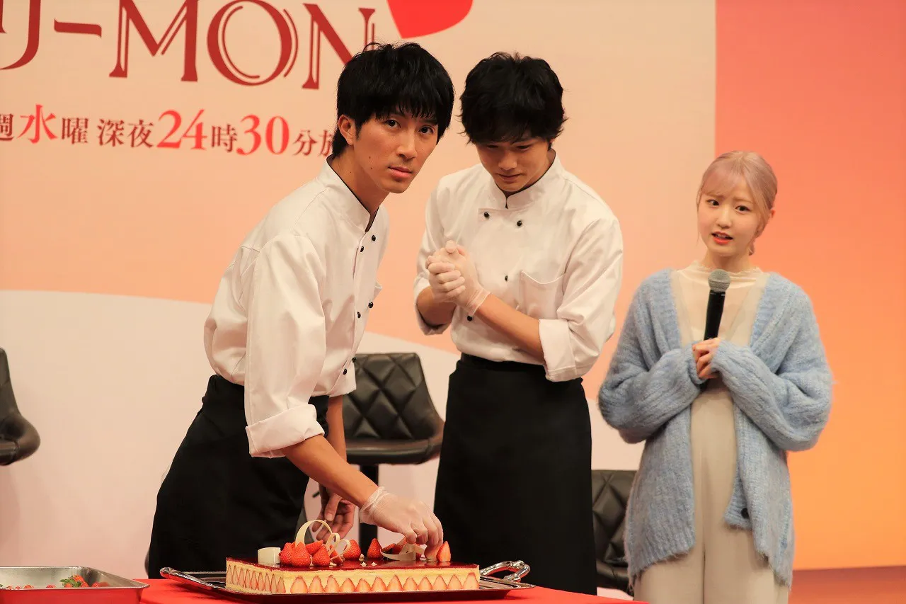 【写真】ケーキにイチゴを乗せてドヤ顔を見せる濱田崇裕
