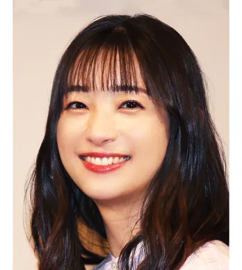 足立梨花“素敵な日々が訪れますように”　新成人へ祝福のメッセージと共にほほ笑みショットを披露し「雪のプリンセスみたい」の声