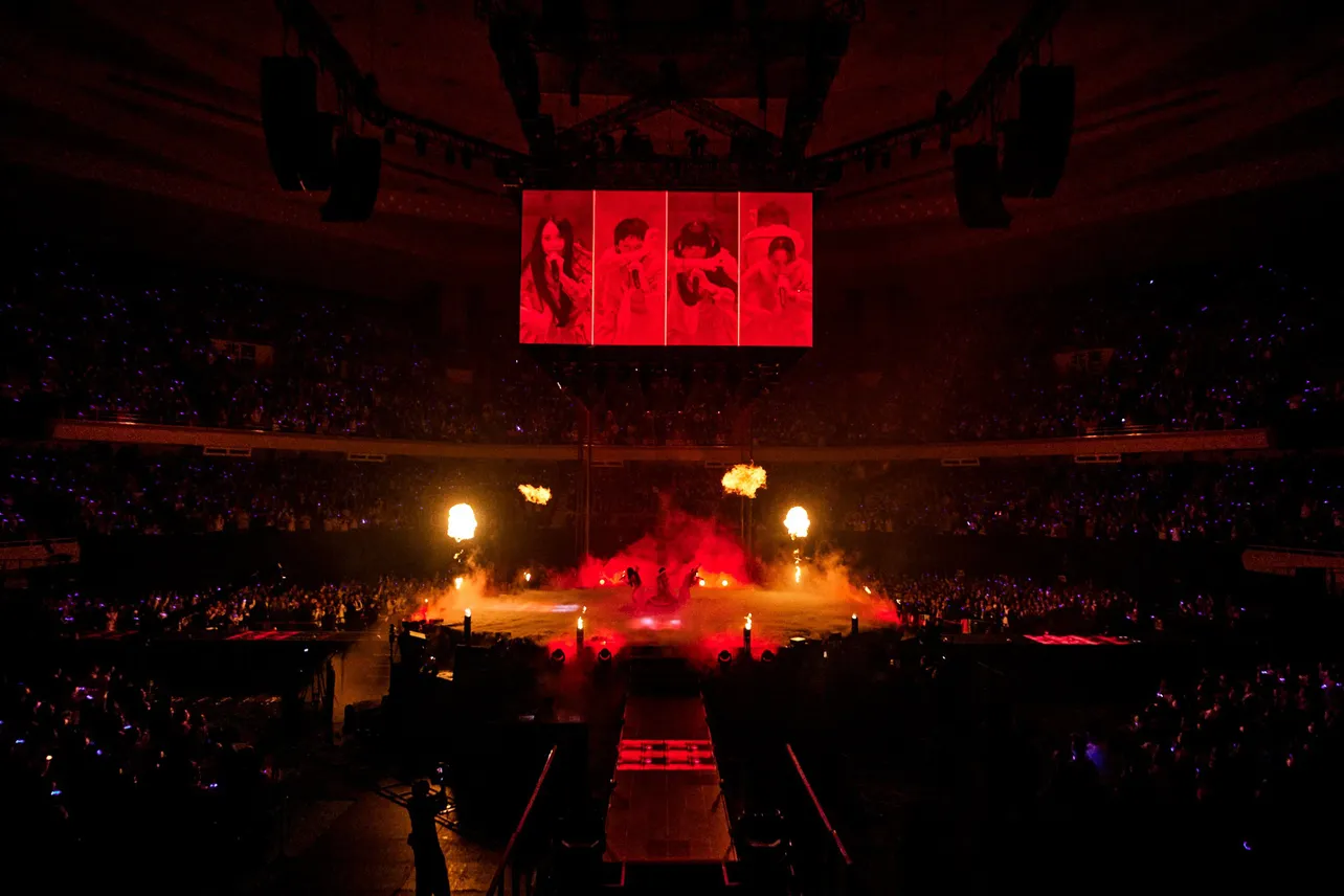 初の武道館公演「青春襲来」より 