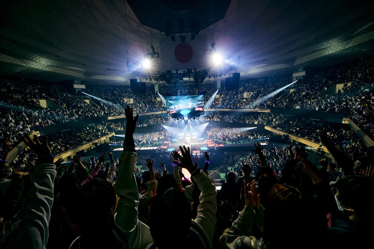 初の武道館公演「青春襲来」より 