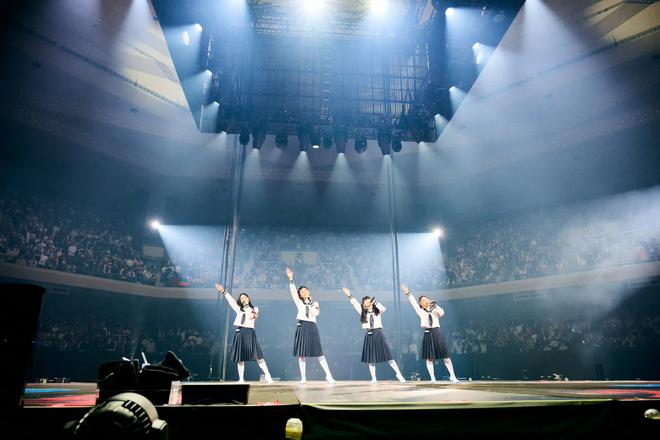 初の武道館公演「青春襲来」より 