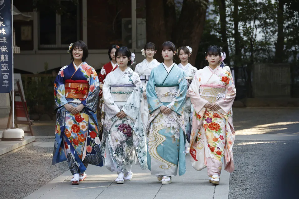 【写真】乃木坂46新成人メンバー、華やかな着物をまといゆかりのある乃木神社へ