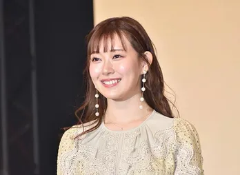 “まるで卵のようなお肌…”渡辺美優紀、艶肌際立つ珍しいデコだしショットに「美しすぎて眩しい」の声