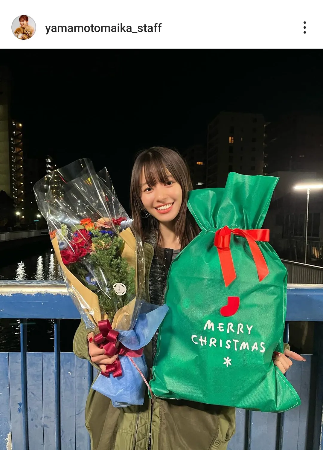  【写真】山本舞香、花束とクリスマスプレゼントを持ってニコリ＜今日からヒットマン＞