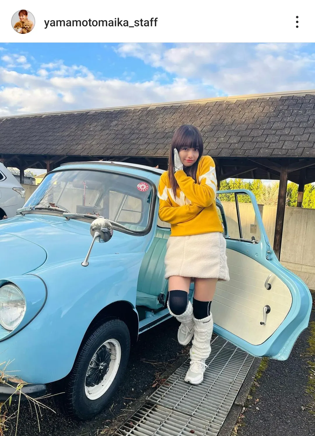  【写真】山本舞香、ミニスカートでビンテージ車とキメポーズ＜今日からヒットマン＞