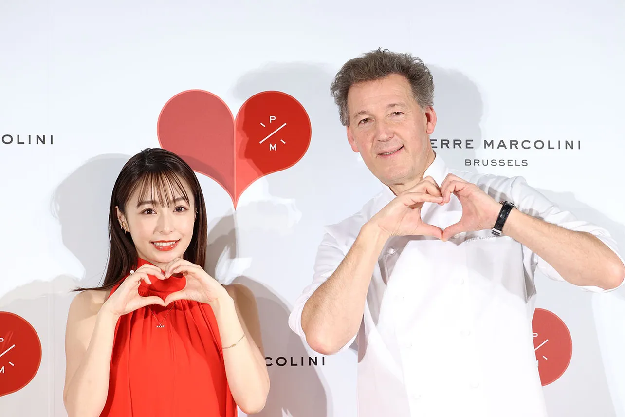 「ピエールマルコリーニ バレンタインコレクション2024」プレス発表会に、(左から)宇垣美里、ピエールマルコリーニ氏が登壇した
