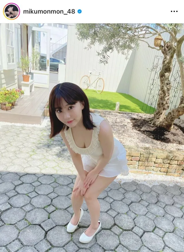 田中美久、そのアングルはずるい…前かがみで胸元が覗く色っぽショット