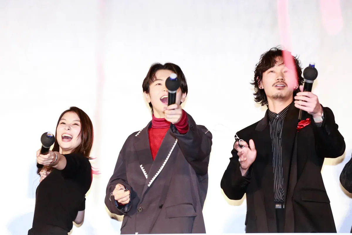 【写真】綾野剛、齋藤潤、芳根京子がクラッカーで公開初日を祝う