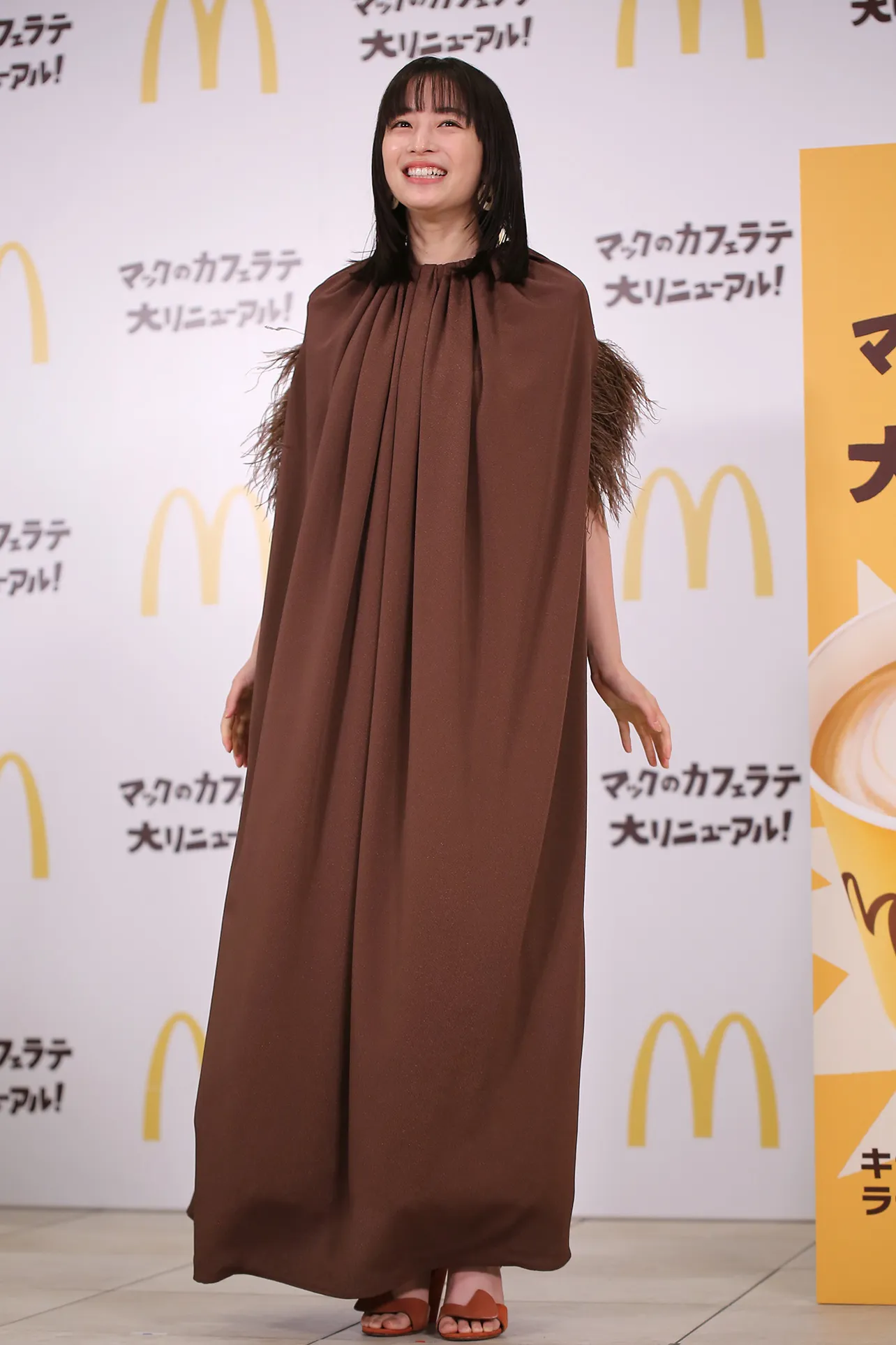 広瀬すずがエスプレッソブラウンの衣装で登壇